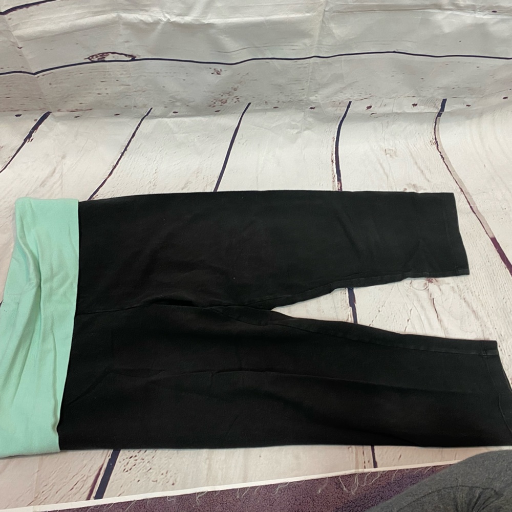 VS Pink Fold Over Cropped Yoga Pants - Picture 3 of 4